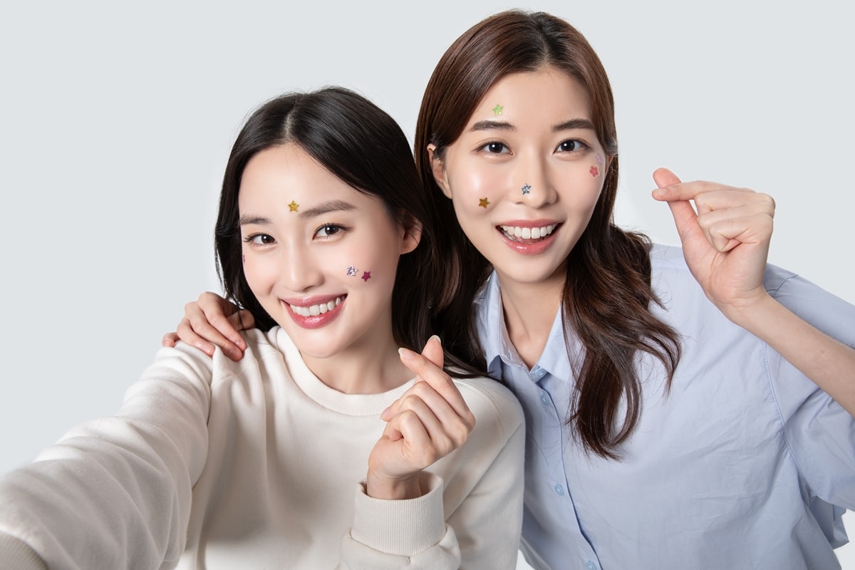 Geração Z transforma adesivos de acne em tendência de beleza
