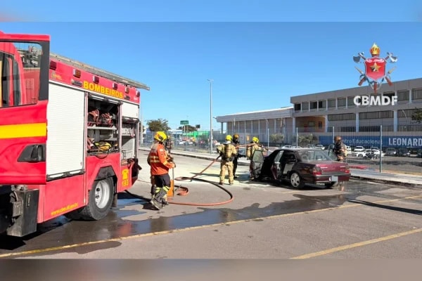 Incêndio atinge motor de carro e mobiliza bombeiros em Taguatinga