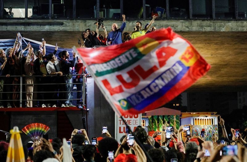 Mercados argentinos despencam após reeleição de Lula no Brasil