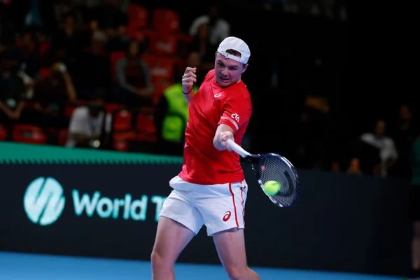 Copa Davis: João Fonseca vira contra Stricker e vence a primeira partida