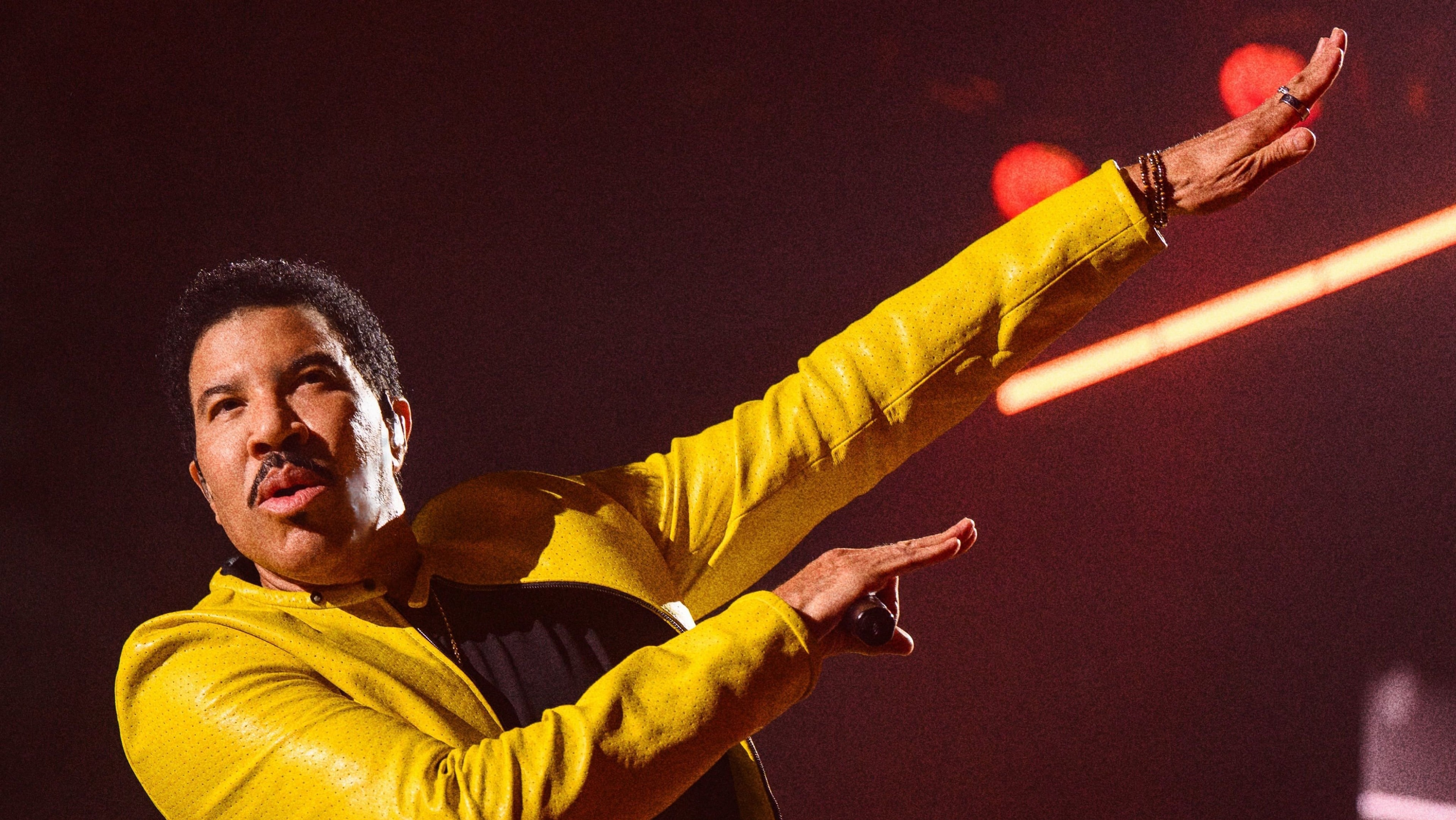 Lionel Richie é internado em UTI após show nos Estados Unidos, diz site