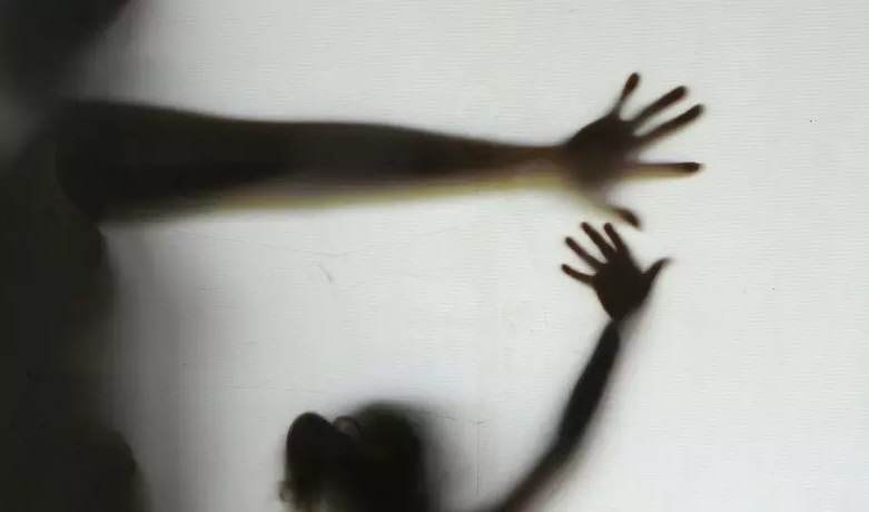 Homem flagrado se masturbando atrás de mulher na esteira: veja qual o crime