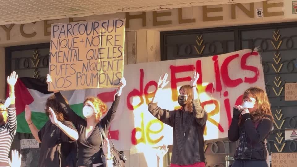 Em meio a protestos, França propõe corte de gastos públicos