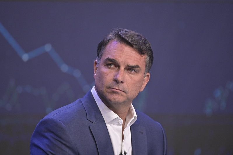 Advogado amigo de Flávio movimentou R$ 5 bi em bets em 2025, diz Fazenda
