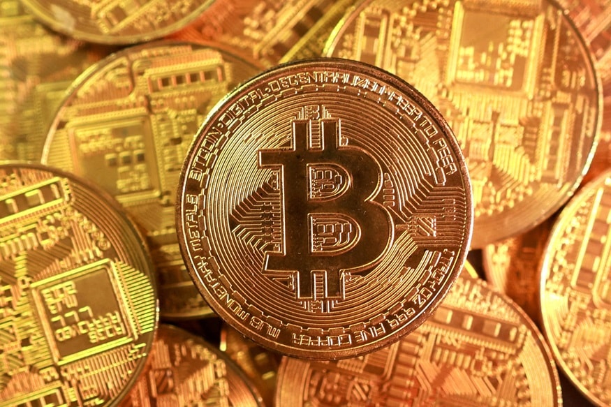 Criptomoedas: bitcoin cai à mínima em 21 meses com saídas de ETFs e juros elevados