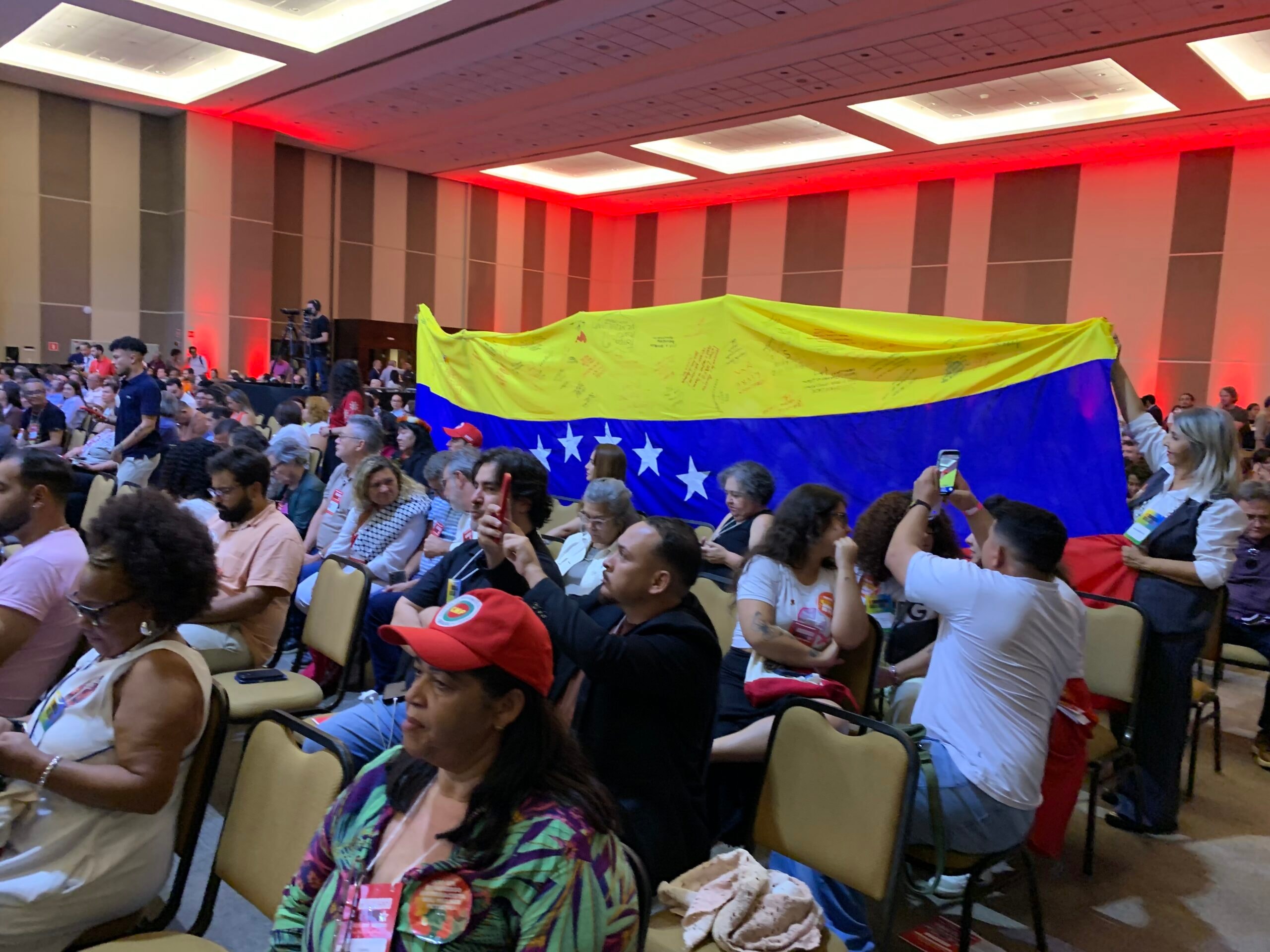 PT defende volta de Nicolás Maduro para a Venezuela