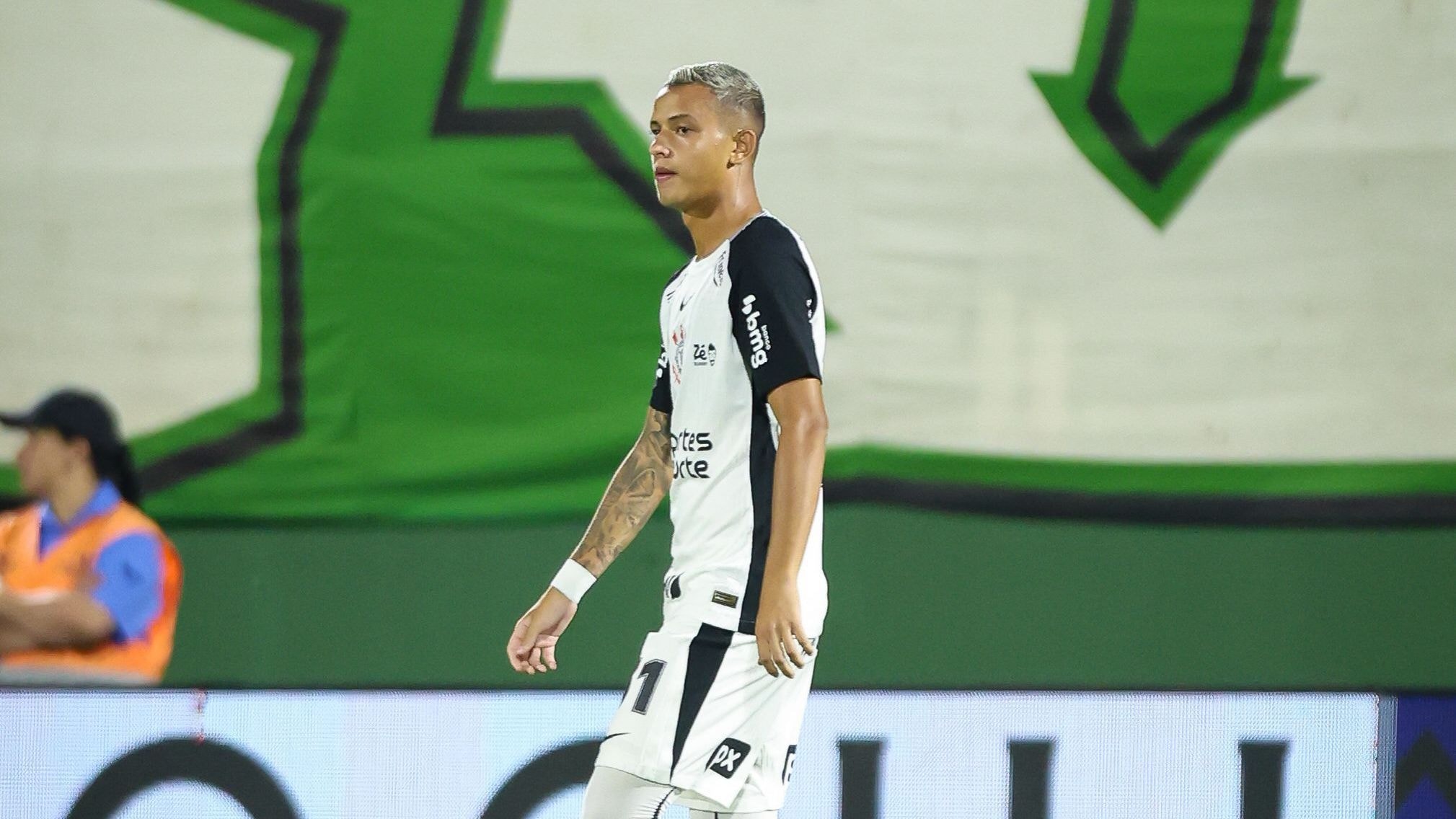 Lingard comemora primeiro gol no Corinthians e agradece a torcida