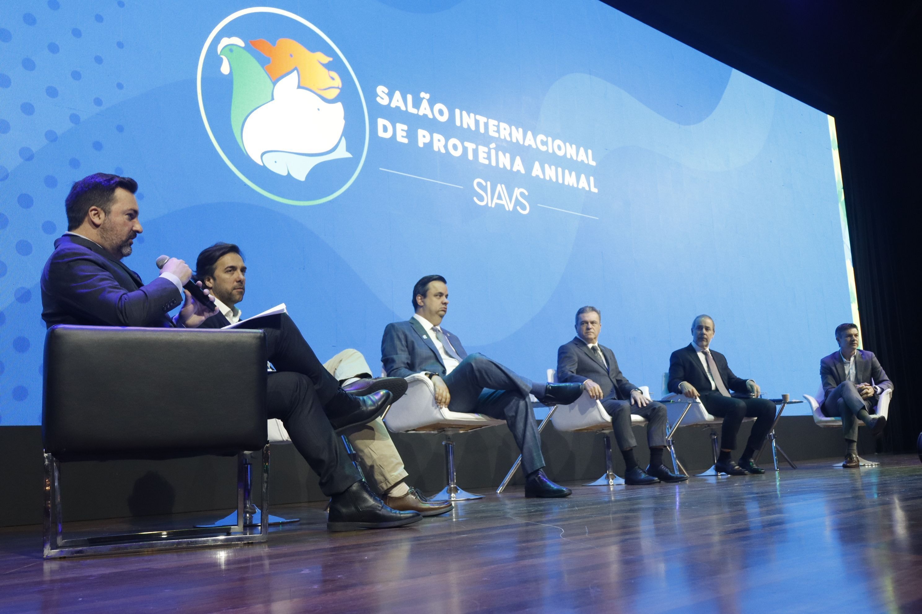 Taxação chinesa preocupa mais logística que tarifaço dos EUA, diz CNT