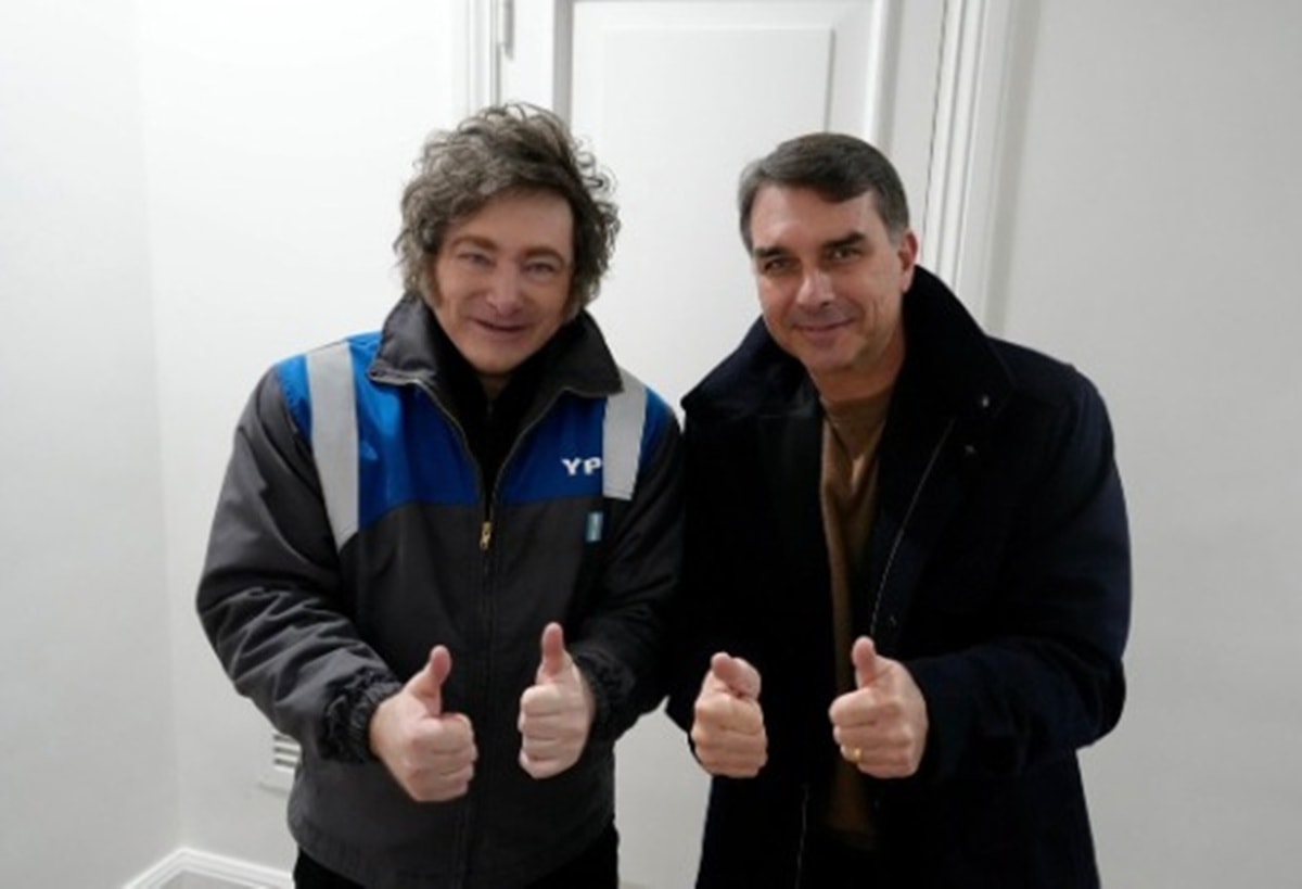 Milei se reúne com Flávio Bolsonaro na Argentina: "Vem aí a maré azul"
