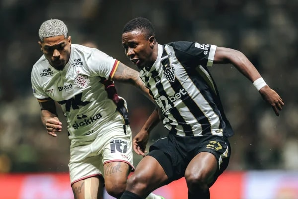 Atlético-MG bate Vitória pelo Brasileirão e alcança 13º jogo sem derrotas