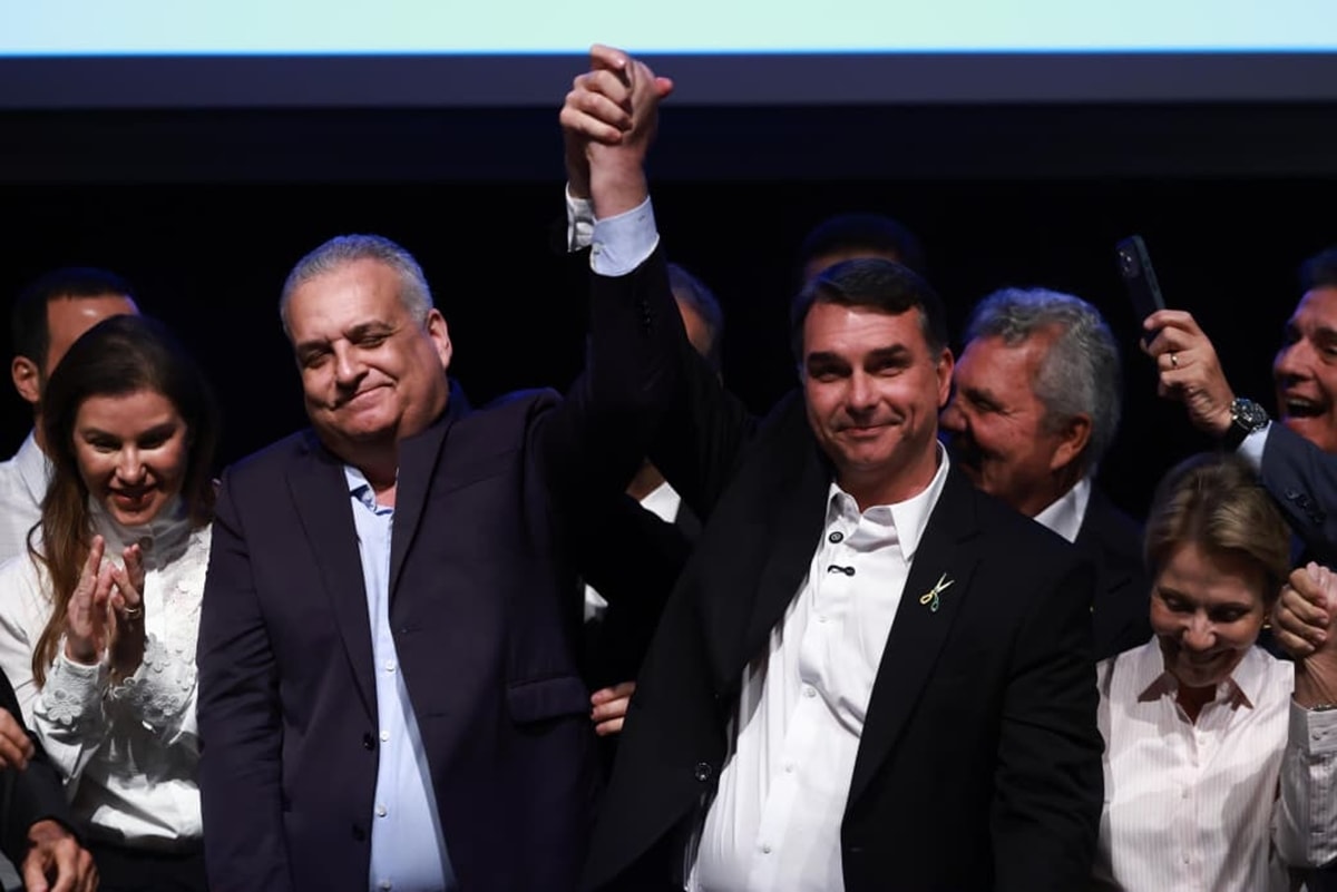 Flávio Bolsonaro nega troca de vice e diz que acusações são "farsa"