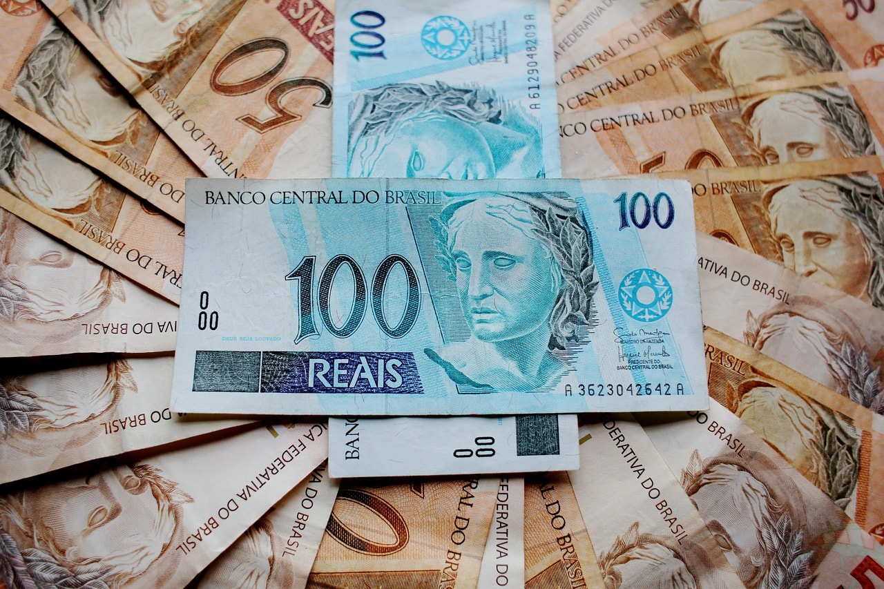 Taxas dos DIs fecham em alta após decisão do Copom e sob influência externa