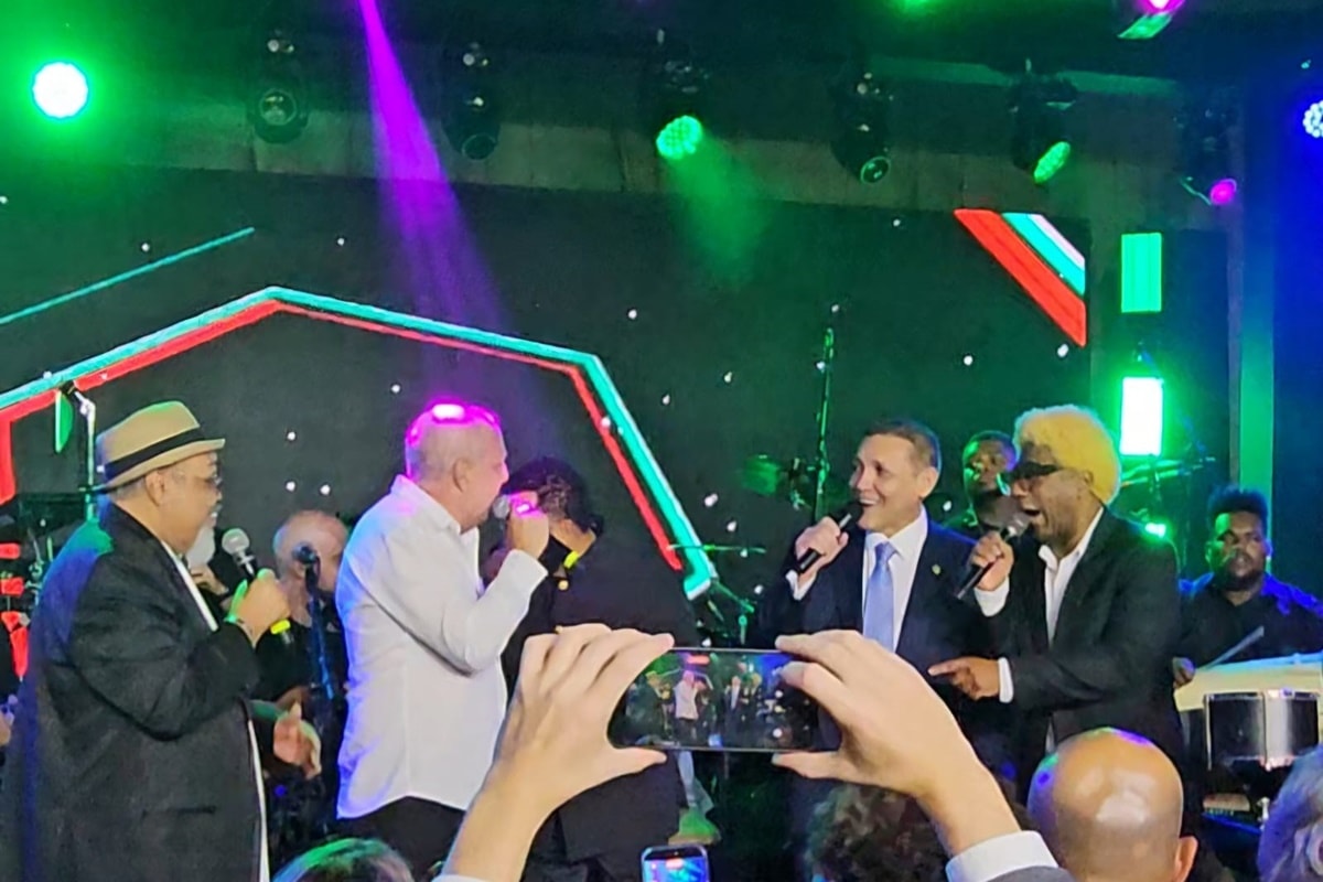 Jantar para Nunes Marques tem presença de Jorge Aragão, Gusttavo Lima e Flávio Bolsonaro