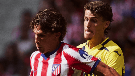 Marcos Lamacchia veste camisa do Vasco e posa ao lado de Leila Pereira