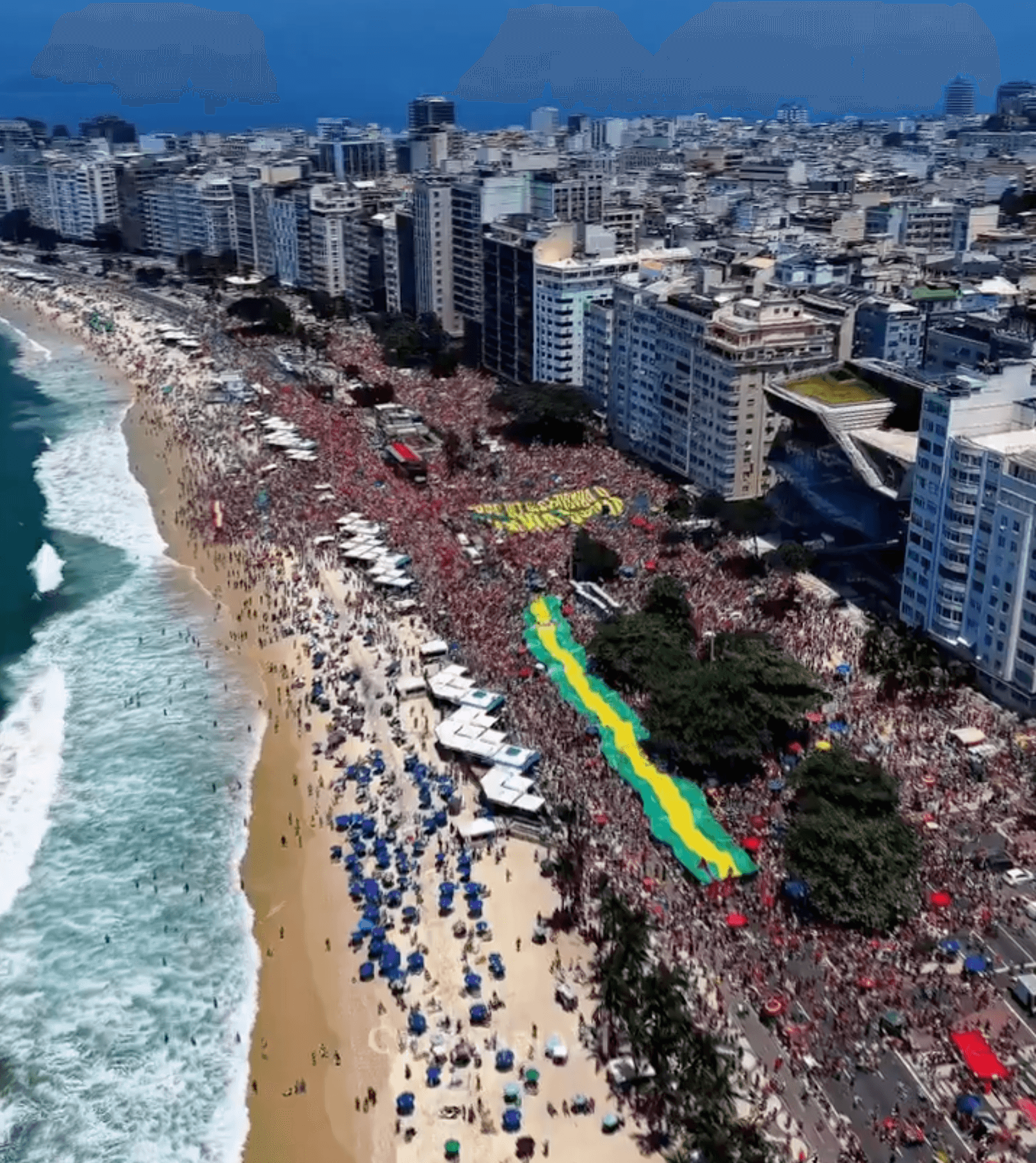 Lula ocupa 5 quadras em Copacabana; Flávio lota praça na Barra da Tijuca