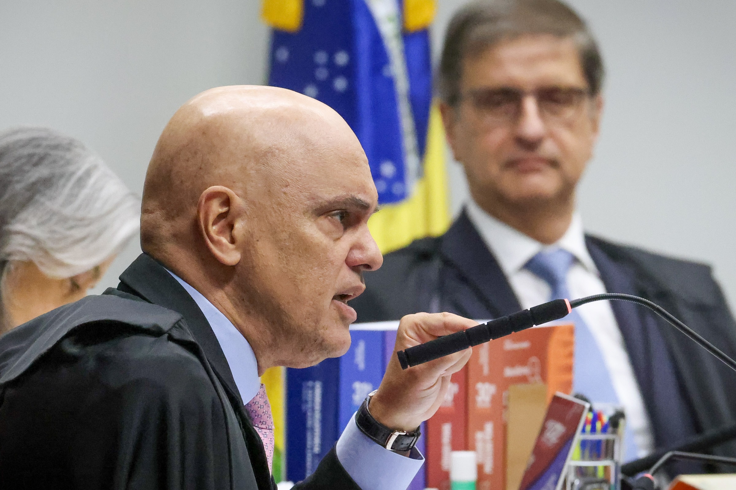 Moraes diz que Bolsonaro comete "falta grave" ao ter arma em casa