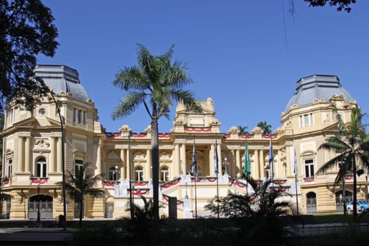 RJ: PSD aciona STF para manter interino no governo; Ruas cobra o cargo