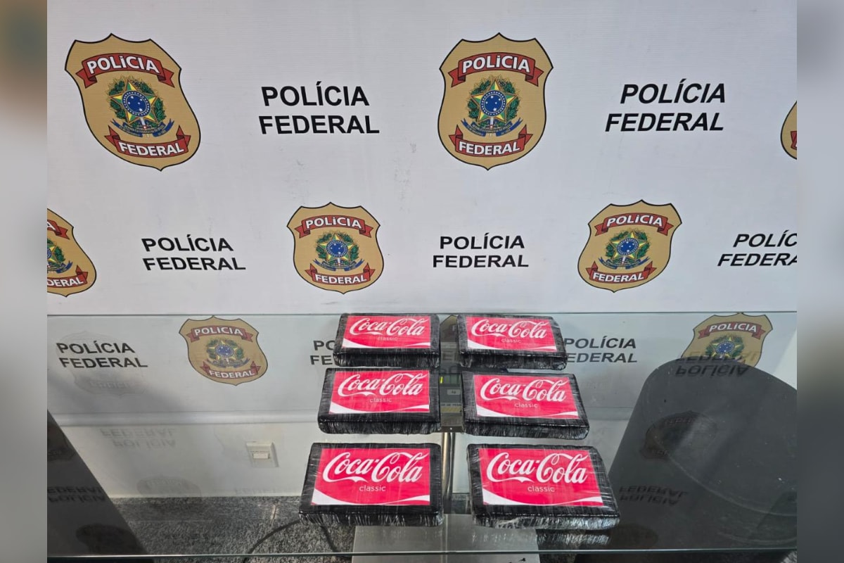 Mulher é presa no Galeão levando tijolos de cocaína com logo da Coca-Cola