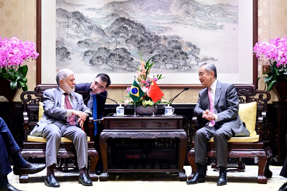 Amorim leva carta de Lula a Xi Jinping em encontro com chanceler da China