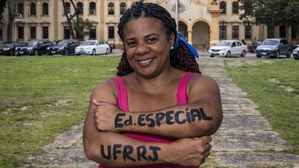 Governo Trump ameaça cortar verbas de escolas por políticas para trans