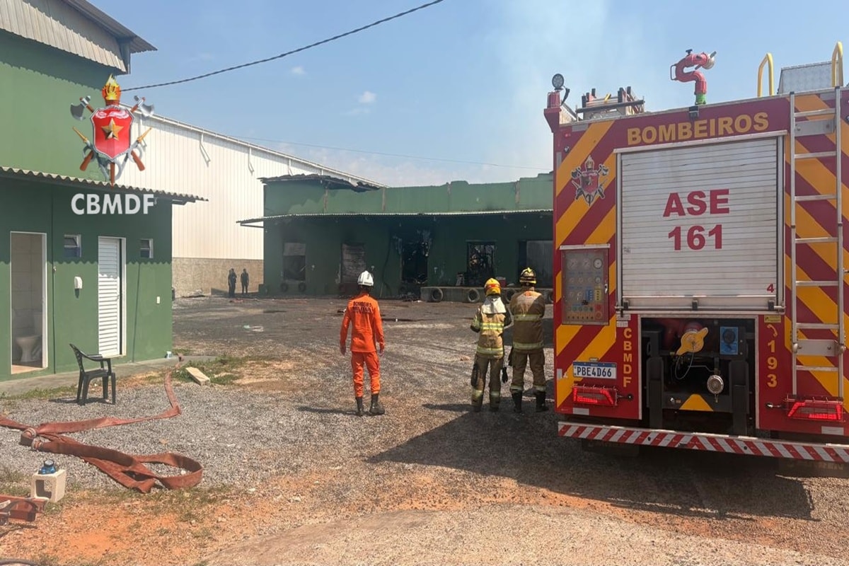 Corpo de Bombeiros aponta risco de colapso em galpão incendiado no DF