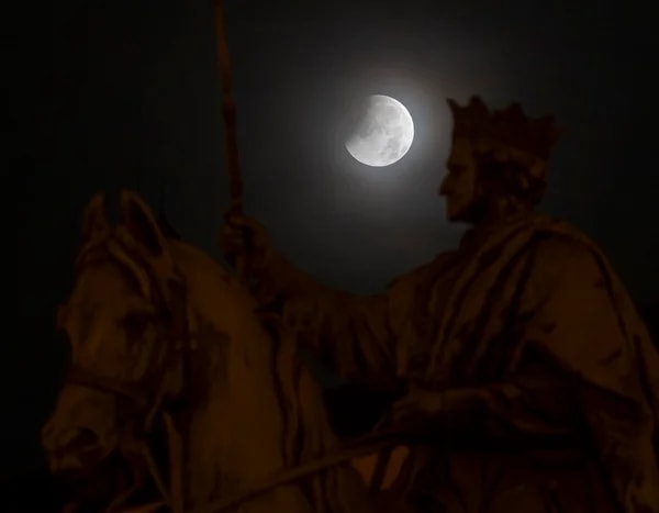 Eclipse lunar parcial: veja fotos do fenômeno visível no Brasil