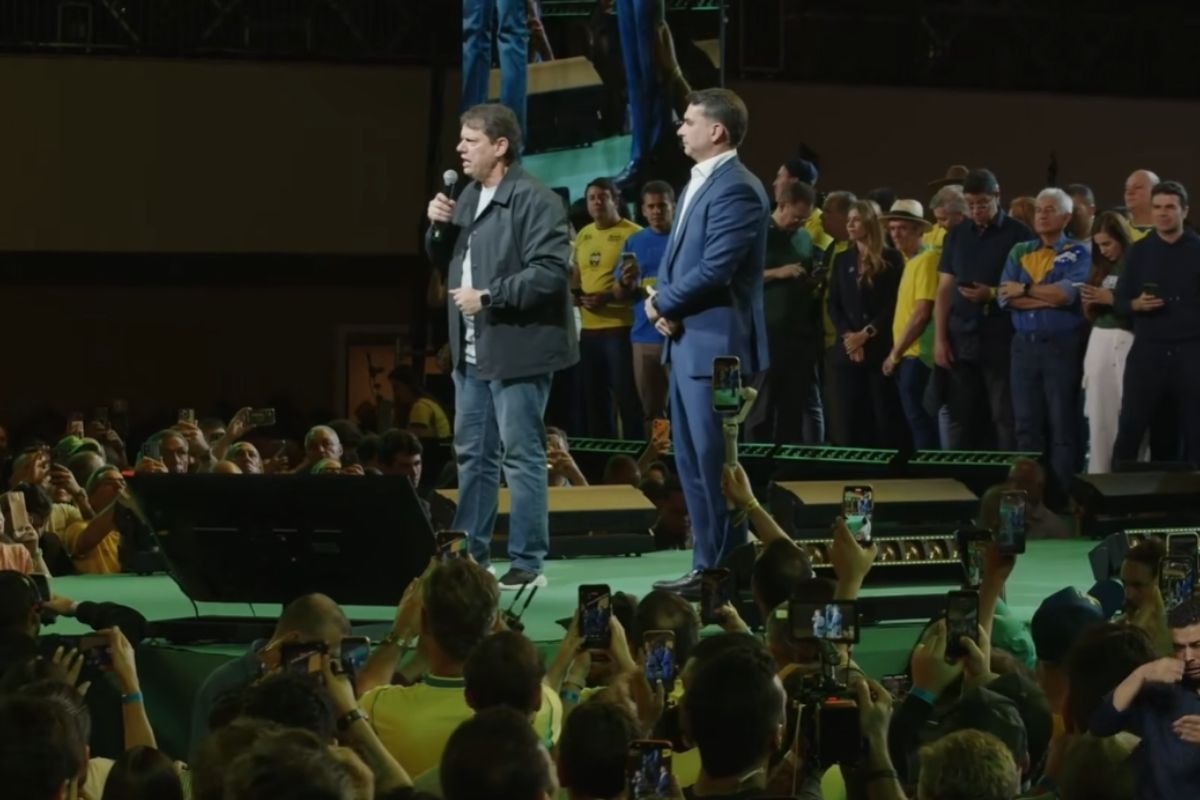 "Esquerda nunca vai ganhar em SP", diz Tarcísio em palanque de Flávio