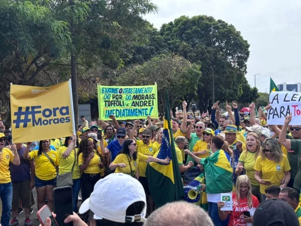 Ato em Brasília pede impeachment de Moraes em meio crise no STF