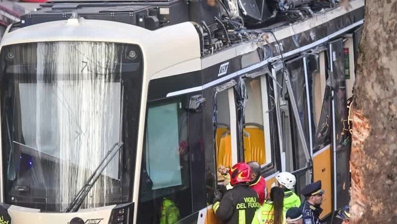 Carro atropela pedestres e deixa oito feridos na Itália