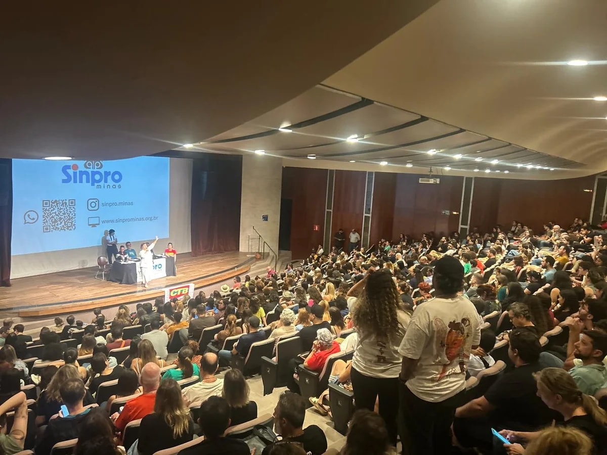 Professores da rede particular encerram greve e voltam às aulas em BH