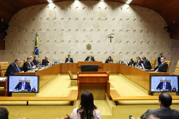 Fachin eleva tom e chama a atenção de Dino para seguir regras na sessão