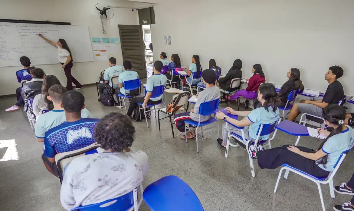 Estudo da OCDE mostra abismo no gasto por aluno no Brasil ante países ricos