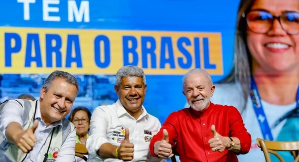 Em convenção do PT-BA, Lula pede votos para si e aliados. Lei proíbe
