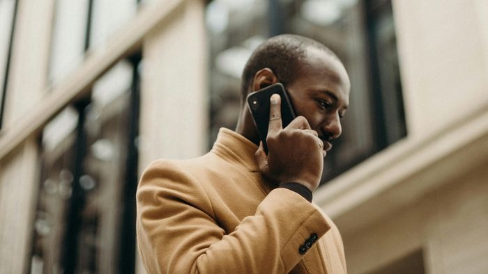 Fale em qualquer idioma: operadora traduz ligações sem app ou IA no celular