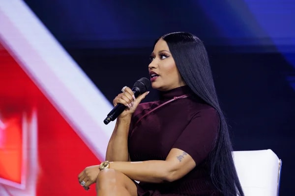 Nicki Minaj aparece ao lado de Elon Musk e se declara: "Te amo"