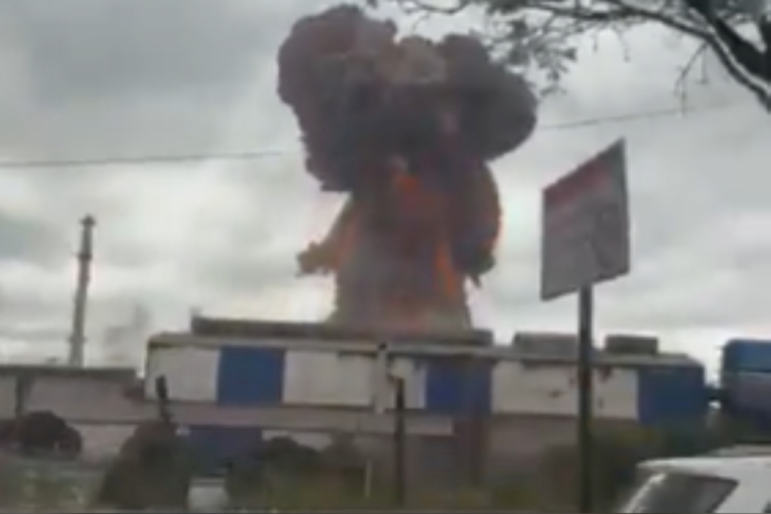 Bombeiros são acionados após grande explosão na CSN de Volta Redonda