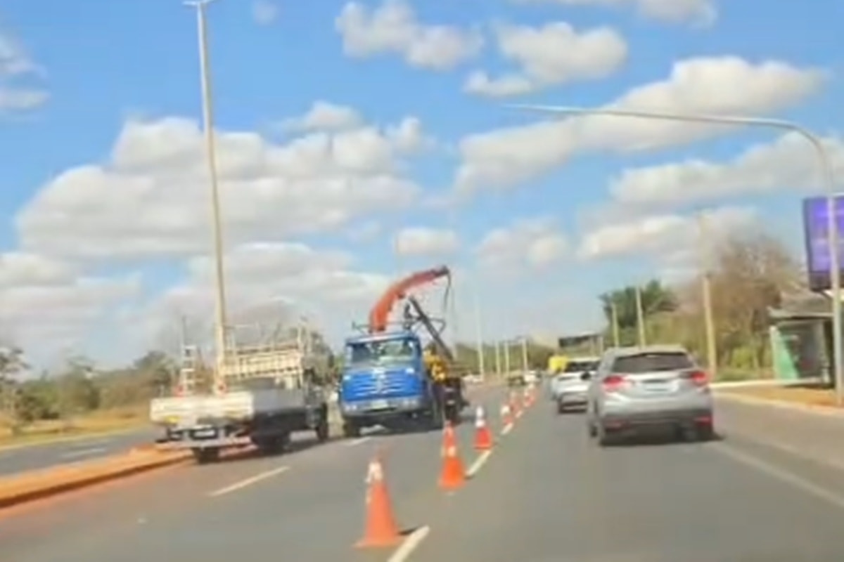 Ponte JK: estruturas de semáforos são removidas após decisão do GDF
