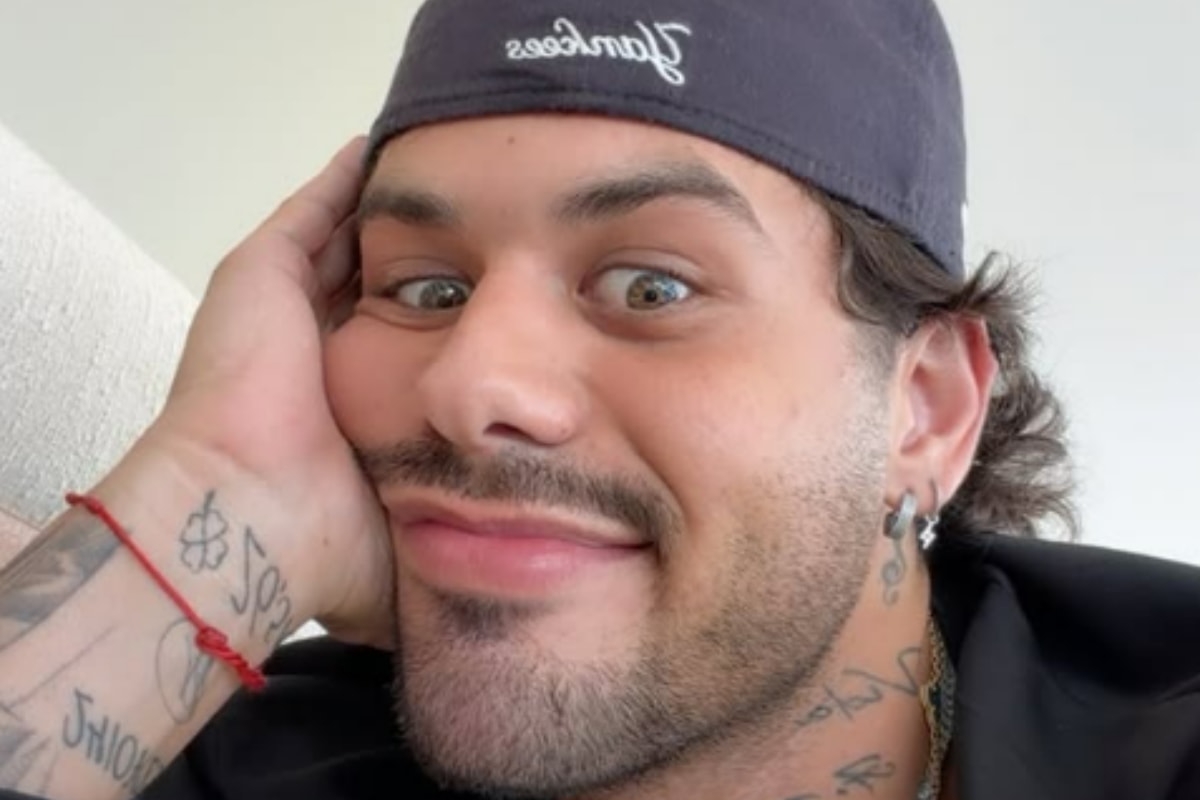 Zé Felipe responde fã após pedido para postar fotos picantes