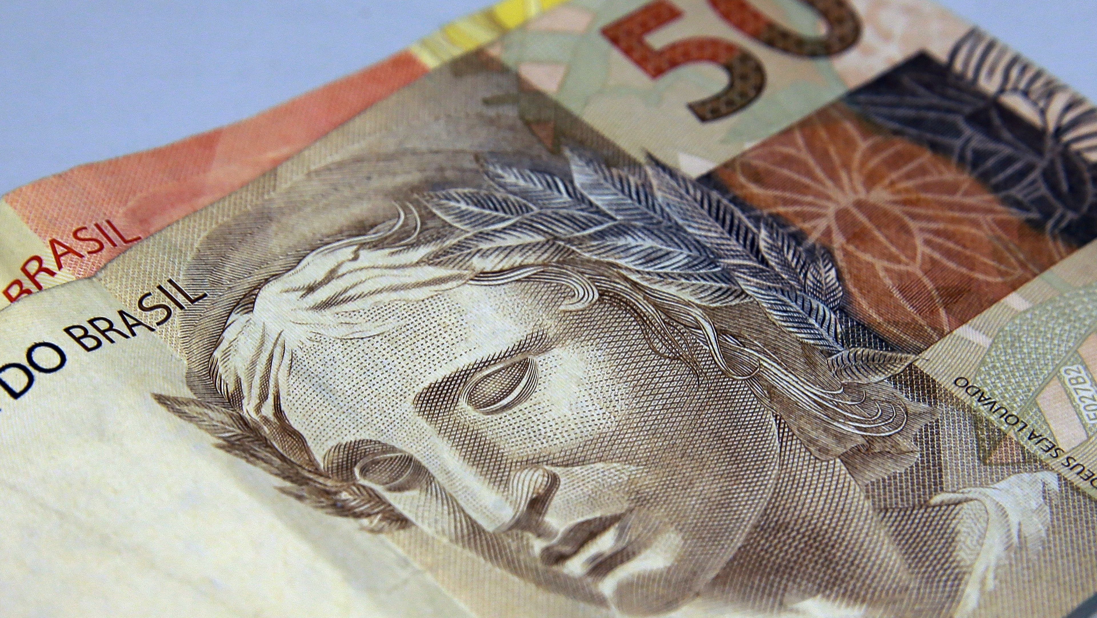 Com dólar em queda, gastos dos brasileiros no exterior alcançam US$ 12,6 bi