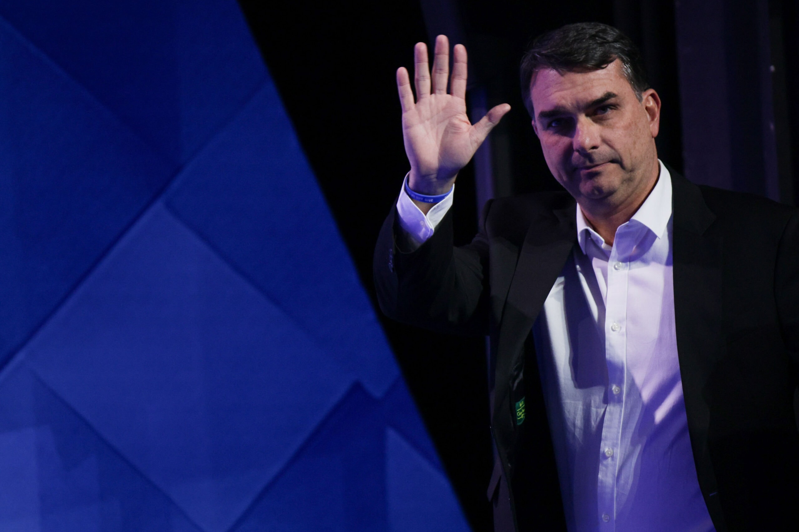 Sem Michelle e Damares, Flávio Bolsonaro faz reunião com mulheres