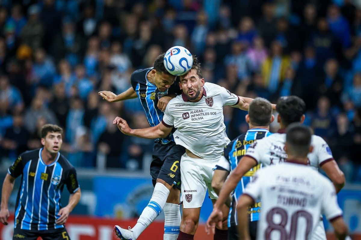 Torcida do Grêmio protesta após eliminação e pede volta de Renato Gaúcho