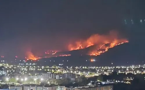 Incêndio em serra próxima a condomínios assusta moradores na Bahia