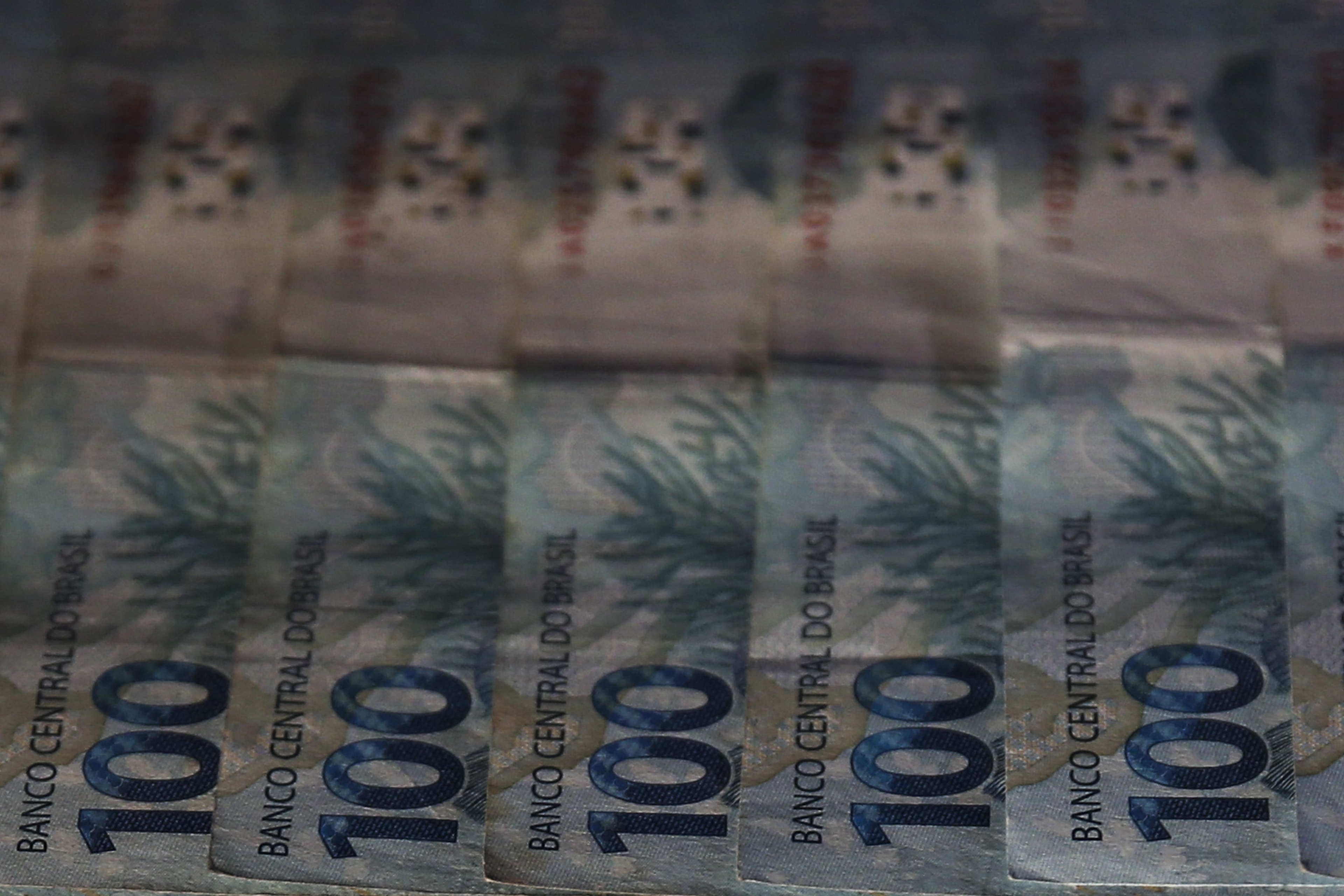 Ouro fecha em queda antes de negociações entre EUA e Irã