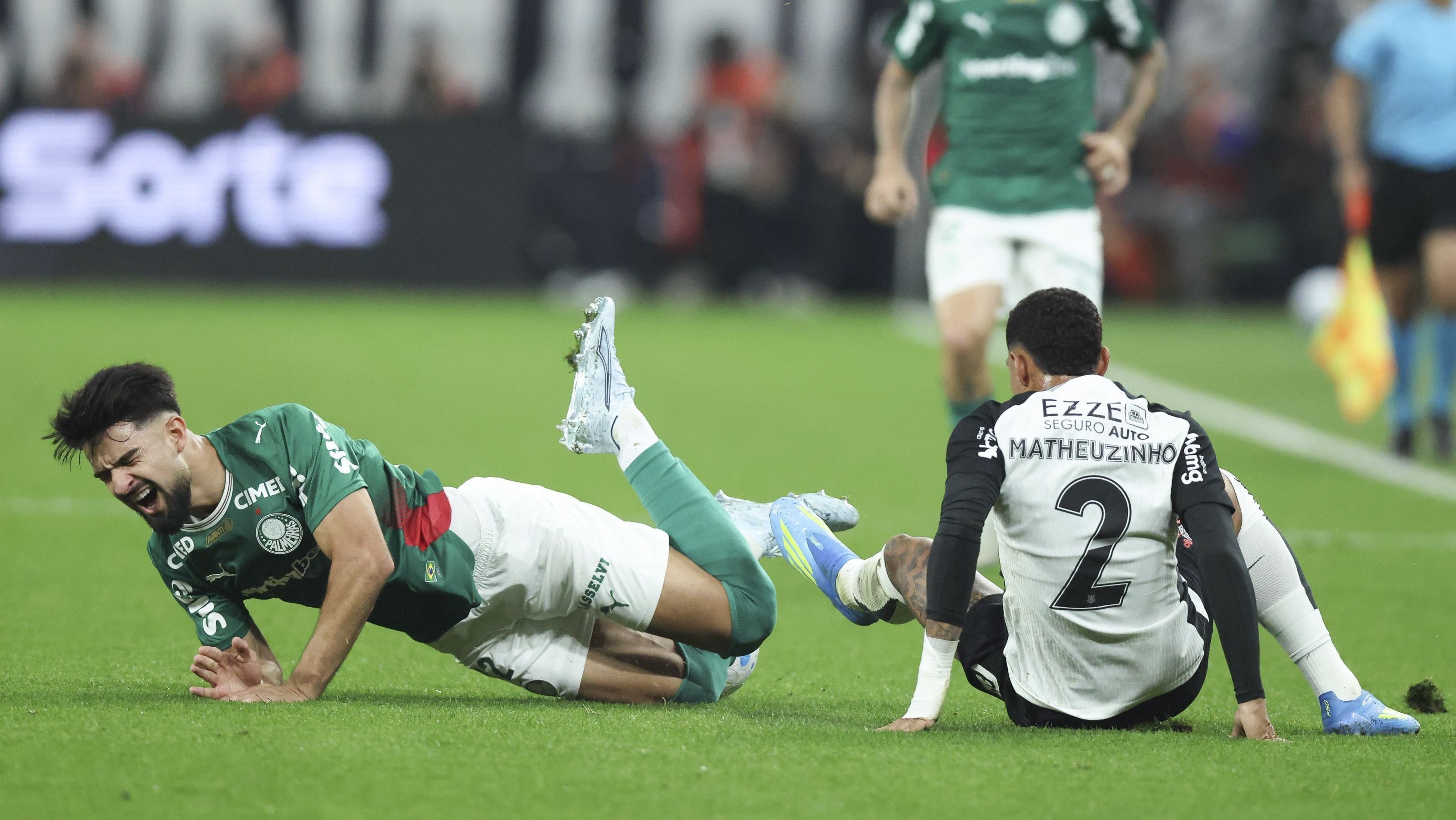 Jogador do Corinthians é multado por expulsão em jogo contra o Palmeiras