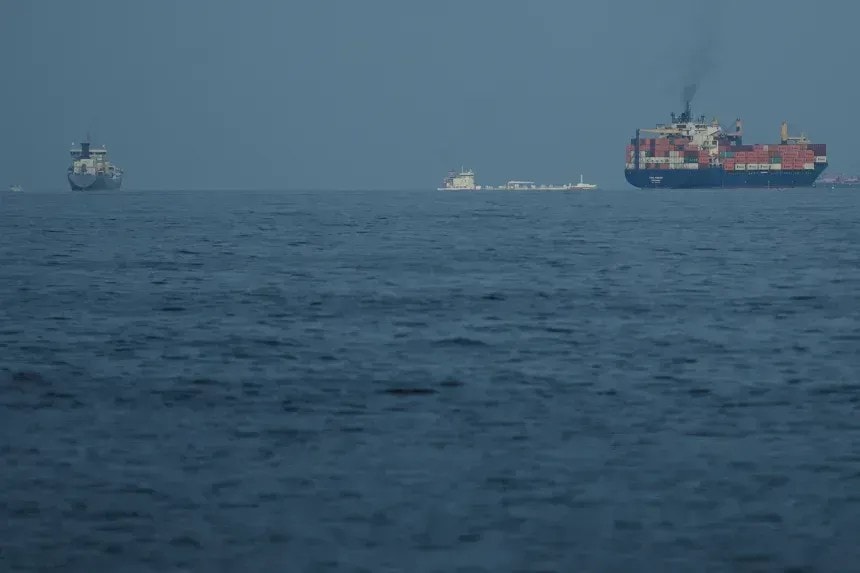 Irã apreende duas embarcações por violações marítimas, afirma agência