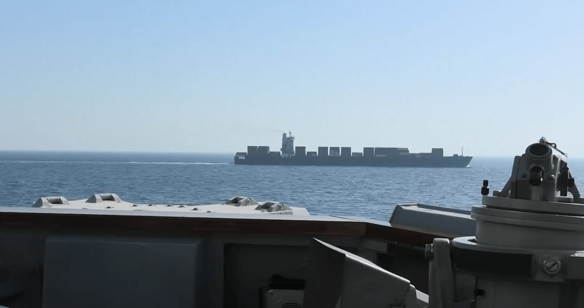 Irã ataca navio cargueiro perto do Estreito de Ormuz, diz agência marítima