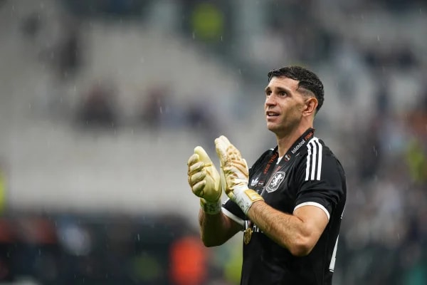 Chelsea chega a acordo por Dibu Martínez, goleiro da Argentina