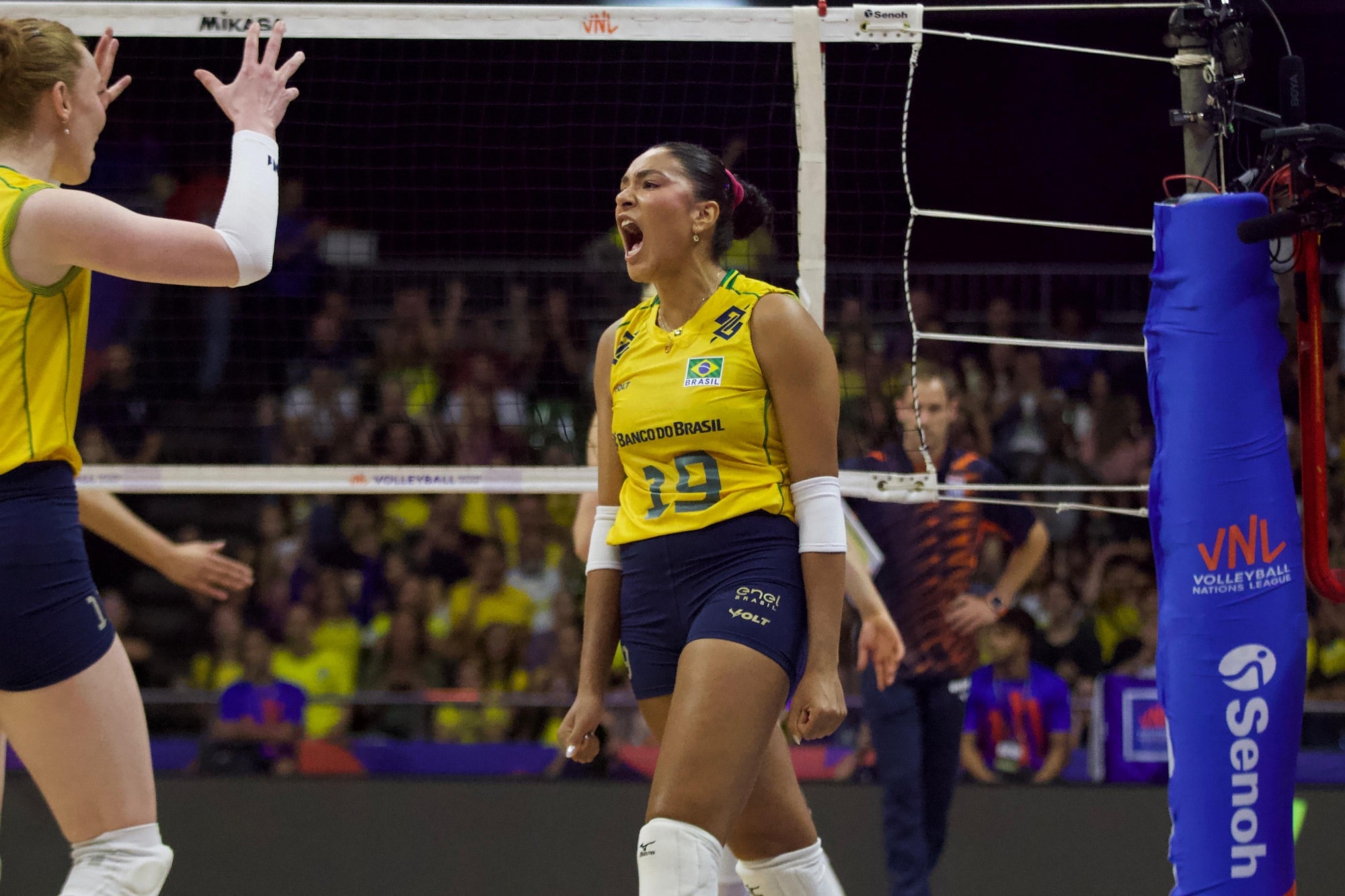 Brasil atropela Holanda e vence a primeira na Liga das Nações de Vôlei