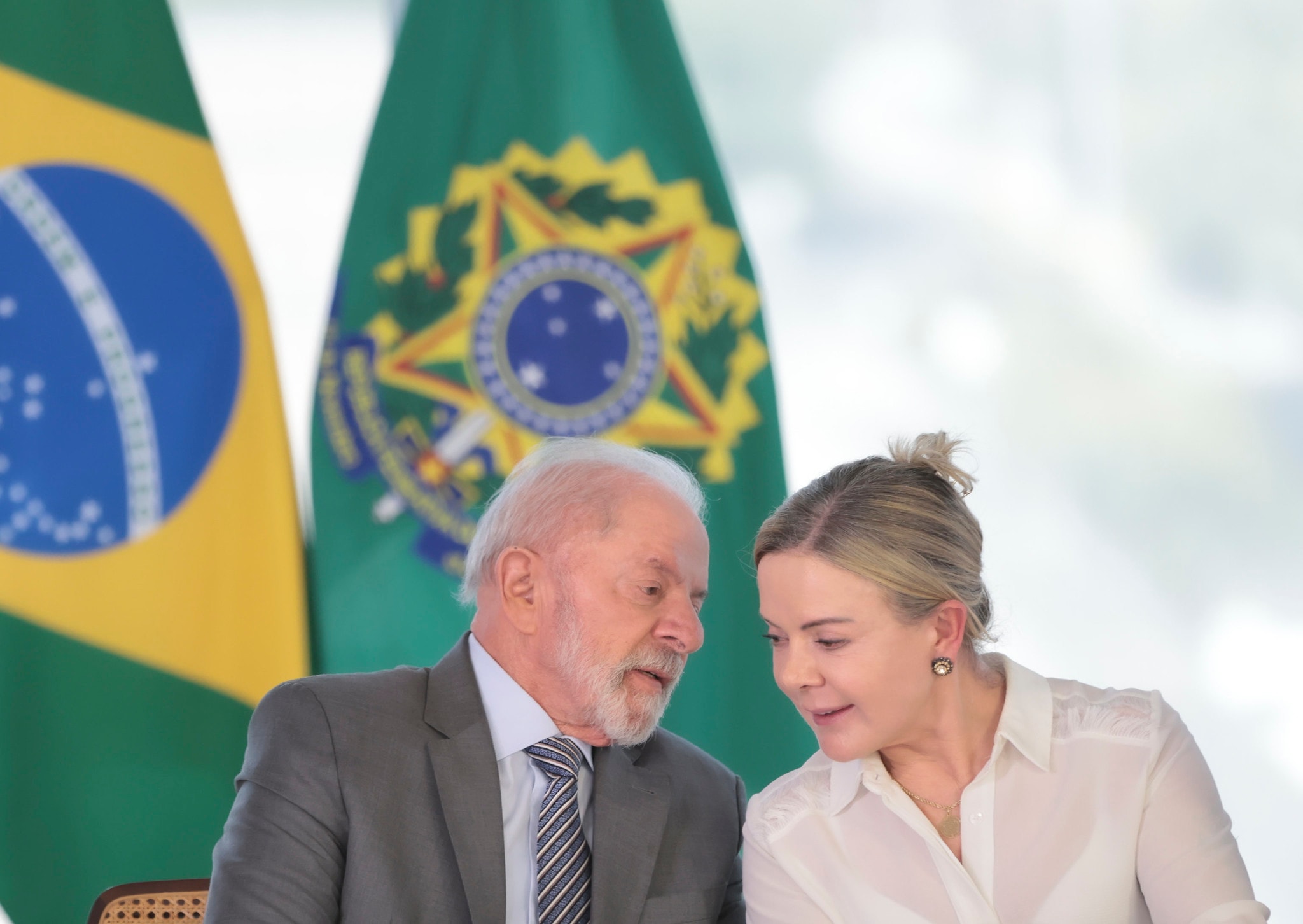 Gleisi é cotada para assumir ministério que cuida do Bolsa Família