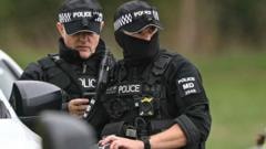 Polícia britânica prende cinco suspeitos de planejarem ato terrorista próximo a uma base aérea utilizada pelo exército dos EUA